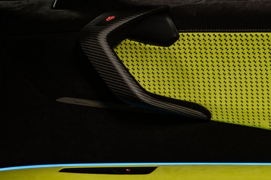 Детали интерьера BMW i8 Roadster LimeLight Edition 2019 года  (фото 13 из 19)